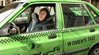 Setelah diperiksa dengan seksama, foto-foto itu memperlihatkan para wanita yang tampak percaya diri. Mereka bangga bisa menjadi pengendara taksi (Randy H. Goodman/Bronx Museum of the Arts/CNN Travel)