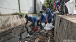Antisipasi Banjir, Sudin Tata Air dan SDA Bersihkan Lumpur di Selokan