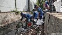 Tak hanya lumpur, sampah plastik dan daun kering juga banyak ditemukan di dalam saluran air.