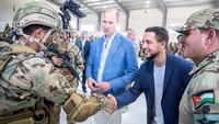 Ini momen saat Pangeran William dan Pangeran Hussein mengunjungi markas Pasukan Reaksi Cepat Arab di Ajloun. (dok. Reuters)