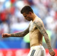 Pemain Rusia Fedor Smolov boleh saja kecewa karena timnya kalah telak 3-0 dari Uruguay di Grup A Piala Dunia 2018. Namun aksinya bertelanjang dada akan sangat diapresiasi oleh para perempuan yang mengidolakannya. (Foto: Getty Images)