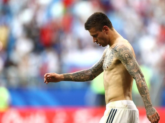 Pemain Rusia Fedor Smolov boleh saja kecewa karena timnya kalah telak 3-0 dari Uruguay di Grup A Piala Dunia 2018. Namun aksinya bertelanjang dada akan sangat diapresiasi oleh para perempuan yang mengidolakannya. (Foto: Getty Images)