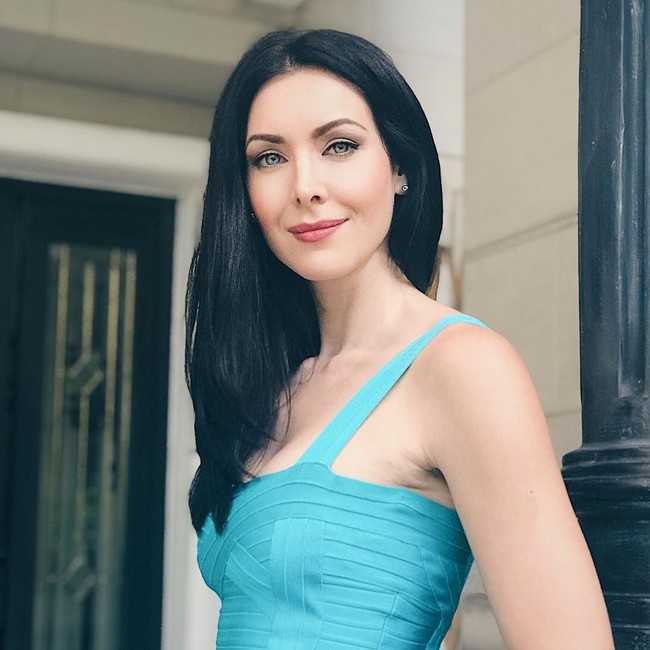 Kecantikan Natalie Glebova membuatnya memenangkan Miss Universe pada 2005. Natalie juga dikenal sebagai presenter TV, penulis, penari dan model. Foto: Instagram