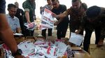Petugas KPU Musnahkan Surat Suara yang Rusak