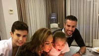 Rayakan ulang tahun sang istri, Robin dan kedua anaknya berikan kue strawberry pie manis ditemani lilin cantik di atasnya. Foto: Instagram @robinvanpersie