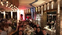 Akrab dengan rekan satu tim, Robin sering makan malam bersama dengan rekan-rekannya. Sajian laut segar jadi menu makan malam mereka. Foto: Instagram @robinvanpersie