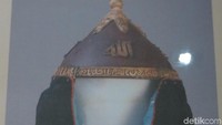 Foto: Museum ini mencatat, pernah berdiri kerajaan Islam di Xinjiang sebelum bergabung dengan kekaisaran China. Topi dengan tulisan Allah ini adalah salah satu buktinya (Fitraya/detikTravel)
