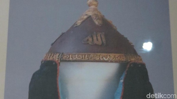 Foto: Museum ini mencatat, pernah berdiri kerajaan Islam di Xinjiang sebelum bergabung dengan kekaisaran China. Topi dengan tulisan Allah ini adalah salah satu buktinya (Fitraya/detikTravel) Foto: Museum ini mencatat, pernah berdiri kerajaan Islam di Xinjiang sebelum bergabung dengan kekaisaran China. Topi dengan tulisan Allah ini adalah salah satu buktinya (Fitraya/detikTravel)