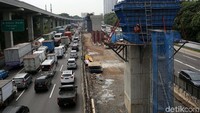 PT Waskita Karya yang menggarap proyek jalan tol melayang ini tampak sudah menggarap beberapa pengerjaan, General Superintendent Proyek Pembangunan Japek II Elevated Ruas Cikunir-Karawang Barat Fatkhur Rozaq, menjelaskan, saat ini proses pengerjaan sudah lebih dari 30%.