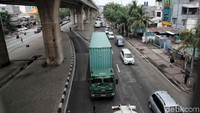 Pembatasan itu dilakukan pada pukul 06.00-21.00 WIB. Salah satu yang menjadi penyebab kemacetan di jalanan Jakarta adalah karena truk yang melintas di jam-jam kerja dibeberapa titik jalan yang padat oleh kendaraan.