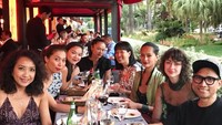 Beberapa gelas wine juga menemani waktu bersantap Kelly dan sahabat-shabatnya. Ada juga tuh keranjang isi roti di hadapan mereka. Nyamm! Foto: Instagram kelly_tandiono