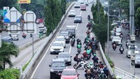 Para pengendara sepeda motor menghentikan kendaraannya untuk memutar balik.
