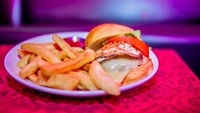 Puas menonton berbagai atraksi, jangan lupa pesan cheeseburger dengan limpahan kentang goreng renyah dan lelehan keju yang gurih. Foto: Istimewa