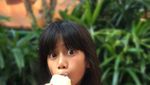 Lucunya Si Kecil Ulla, Anak Ersa Mayori Kalau Sedang Makan Sashimi dan Es Krim
