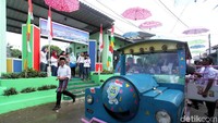 Berbagai sarana disediakan oleh Panitia Kampung Pilkada Depok selama berlangsungnya Pilkada serentak 2018 di Jalan Nanas, Depok, Jawa Barat. Sarana bermain anak-anak menjadi yang paling ramai dimanfaatkan warga.