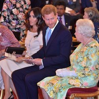 Menurut ahli etiket Myka Meier, kaum bangsawan perempuan Inggris punya protokol tersendiri terkait posisi duduk. Selain duduk dengan kaki tegak lurus, ada opsi lain yang dikenal dengan istilah the Duchess slant. Biasanya posisi ini dipakai saat harus duduk lama agar tetap terlihat anggun dan berwibawa, kata Myka. Bentuknya, duduk tegap, dengan kedua kaki yang saling menempel, lalu sedikit miring (slant) ke kiri atau kanan. Kalaupun mau bersilang kaki, posisi yang ideal adalah Cambridge Cross, yakni cukup menyilangkan bagian pergelangan kaki saja. (Foto: Getty Images)