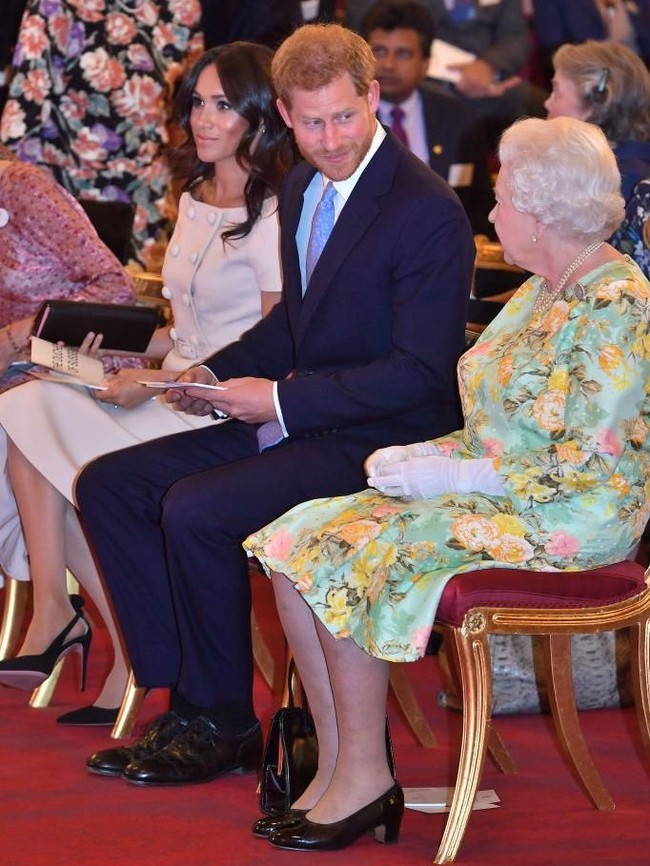 Menurut ahli etiket Myka Meier, kaum bangsawan perempuan Inggris punya protokol tersendiri terkait posisi duduk. Selain duduk dengan kaki tegak lurus, ada opsi lain yang dikenal dengan istilah the Duchess slant. Biasanya posisi ini dipakai saat harus duduk lama agar tetap terlihat anggun dan berwibawa, kata Myka. Bentuknya, duduk tegap, dengan kedua kaki yang saling menempel, lalu sedikit miring (slant) ke kiri atau kanan. Kalaupun mau bersilang kaki, posisi yang ideal adalah Cambridge Cross, yakni cukup menyilangkan bagian pergelangan kaki saja. (Foto: Getty Images)