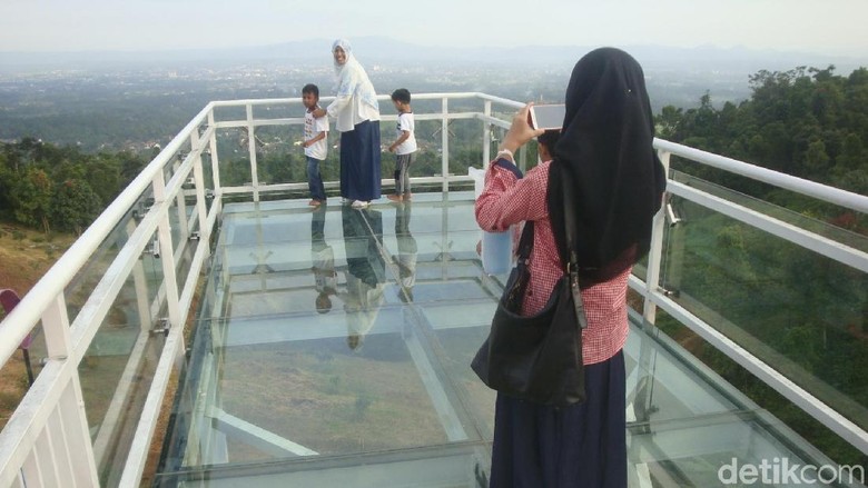 Pamer Jari Bertinta Pilkada Bisa Selfie Gratis di Jembatan Kaca Ini