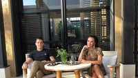 Pesepakbola kelahiran tahun 1992 itu, sering menghabiskan waktu bersama ngeteh dan ngemil sore bersama sang istri, Leonita Lekaj. Foto: Instagram @granitxhaka