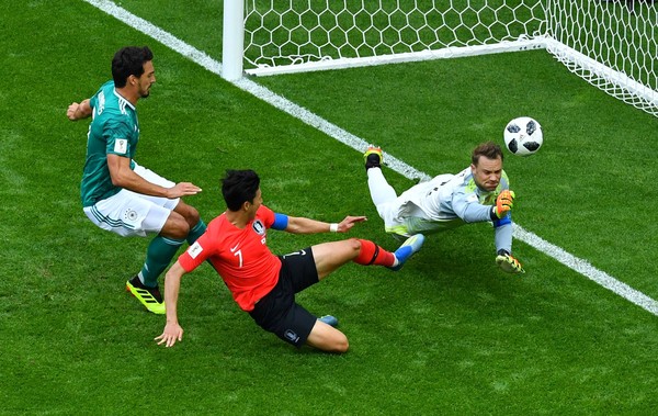 Jerman harus angkat koper dari Piala Dunia 2018 setelah ditaklukan Korea Selatan 2-0. Padahal, Jerman notabenya adalah juara bertahan dan paling diunggulkan (Dylan Martinez/Reuters) Jerman harus angkat koper dari Piala Dunia 2018 setelah ditaklukan Korea Selatan 2-0. Padahal, Jerman notabenya adalah juara bertahan dan paling diunggulkan (Dylan Martinez/Reuters)
