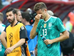 Tangisan Thomas Muller. REUTERS/Michael Dalder.