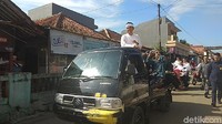 Dedi Mulyadi menuju TPS menggunakan mobil bak terbuka.