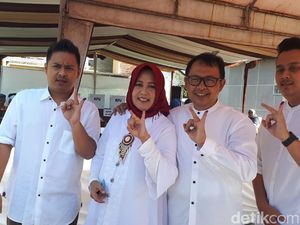 Usai Nyoblos, Cawalkot Yossi Bersama Keluarga Pose Dua Jari