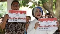 Calon Gubernur Jawa Barat, Deddy Mizwar bersama sang istri, R Giselawati Nacita Mizwar menunjukkan surat suara sebelum memilih.