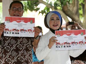Deddy Mizwar Nyoblos Bareng Istri di TPS 61 Jatiwaringin