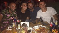 Aneka keju, camilan renyah, dan minuman bersoda jadi pilihan Granit ketika bekumpul bersama keluarganya. Foto: Instagram @granitxhaka