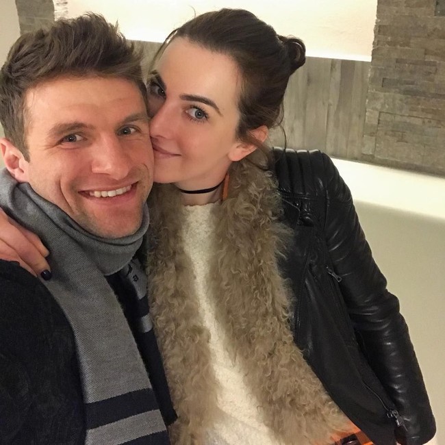 Thomas Muller dan Lisa Muller adalah pasangan yang menikah setelah saling cinta sejak usia remaja. Mereka pacaran saat sama-sama baru berusia 17. Thomas menikahi Lisa pada Desember 2009 setelah dua tahun mereka bertunangan. Foto: Dok. Instagram