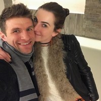 Thomas Muller dan Lisa Muller adalah pasangan yang menikah setelah saling cinta sejak usia remaja. Mereka pacaran saat sama-sama baru berusia 17. Thomas menikahi Lisa pada Desember 2009 setelah dua tahun mereka bertunangan. Foto: Dok. Instagram