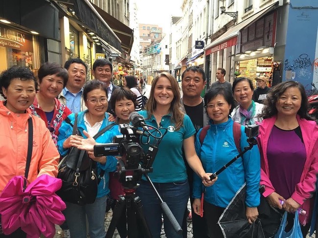 Adalah Julia Guimaraes, seorang reporter Piala Dunia 2018 asal Brasil dari stasiun SportTV. Ketika tengah melaporkan berita sebelum pertandingan Jepang melawan Senegal di Rusia beberapa hari lalu, tiba-tiba ia didatangi dan dicium seorang suporter. Foto: Instagram @jujuguimaraes25