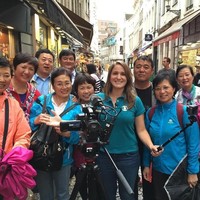 Adalah Julia Guimaraes, seorang reporter Piala Dunia 2018 asal Brasil dari stasiun SportTV. Ketika tengah melaporkan berita sebelum pertandingan Jepang melawan Senegal di Rusia beberapa hari lalu, tiba-tiba ia didatangi dan dicium seorang suporter. Foto: Instagram @jujuguimaraes25