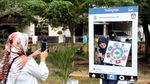Warga Pekayon Bekasi Asyik Selfie di Booth Instagram