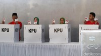 Ridwan Kamil dan keluarga bersiap melakukan pencoblosan di bilik suara.