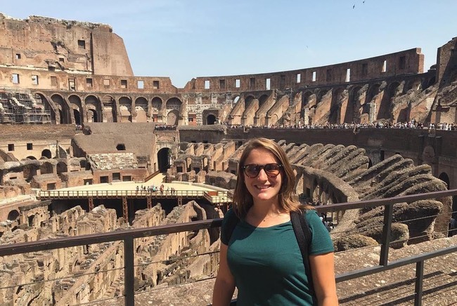 Ternyata hal itu bukan terjadi pertama kalinya pada Julia. Sebelumnya ia mengaku sempat mendapat atensi, pandangan, hingga nyanyian yang tidak membuatnya nyaman saat pertandingan pembukaan Piala Dunia 2018. Foto: Instagram @jujuguimaraes25