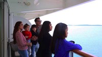 Laut nan biru menjadi pemandangan yang juga memanjakan mata saat berlibur di atas kapal pesiar. Foto: (IG Ussy Pratama)