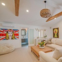 Begini penampakan guesthouse yang bersebelahan dengan bangunan utama. Lagi warna putih, dengan aksen kayu menjadi tema andalan. (Foto: Dok. Variety)