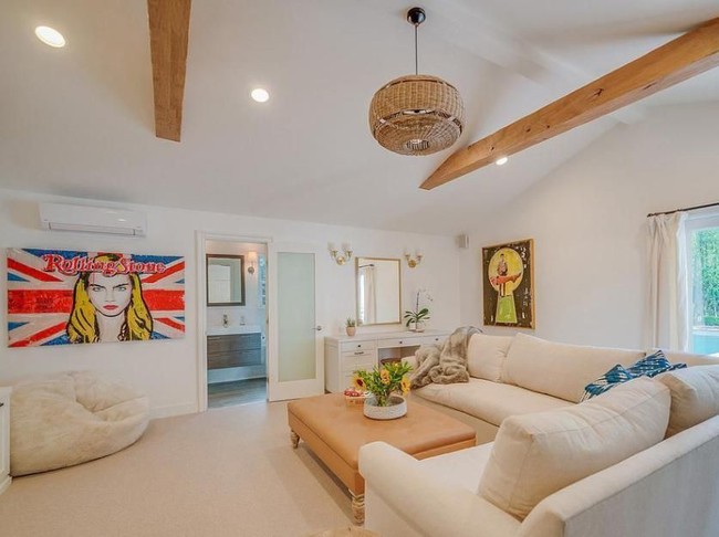 Begini penampakan guesthouse yang bersebelahan dengan bangunan utama. Lagi warna putih, dengan aksen kayu menjadi tema andalan. (Foto: Dok. Variety)