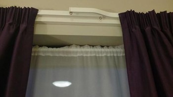 Desain yang memungkinkan tirai tertutup penuh, tidak ada celah. Foto: boredpanda