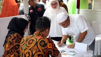 Rahmat Effendi dan istri tampak kompak mengenakan baju warna putih.