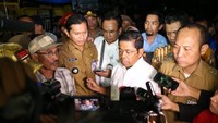 Mensos hadir kelokasi dengan didampingi Dirjen Perlindungan dan Jaminan Sosial Kemensos RI, Harry Hikmat, langsung menyusuri lokasi kebakaran di Kelurahan Tanah Tinggi, Jakarta, Selasa (26/6) malam. Foto: dok. Mensos