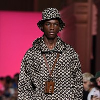 Selain tas, dompet juga dipakai seperti kalung. Valentino menghadirkannya untuk koleksi Spring-Summer 2019. (Foto: Getty Images)
