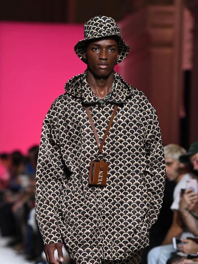 Selain tas, dompet juga dipakai seperti kalung. Valentino menghadirkannya untuk koleksi Spring-Summer 2019. (Foto: Getty Images)