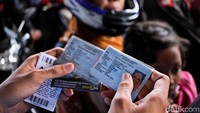 Pengunjung mengantre untuk masuk ke tempat wisata Ancol dengan menunjukkan Kartu Tanda Penduduk (KTP) untuk dapat masuk Ancol dengan gratis.
