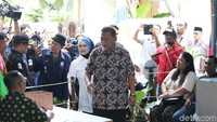 Datang bersama keluarga, Demiz menggunakan hak pilihnya di TPS 61, Jatiwaringin, Bekasi, Jawa Barat.