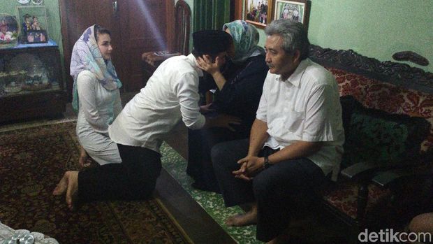 Ziarah Leluhur Sebelum Nyoblos, Emil: Sedih Tidak Didampingi Eyang