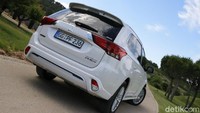 Masyarakat Eropa sangat suka dengan Mitsubsishi Outlander PHEV, karena mereka bisa mengendarai mobil ini hanya dengan menggunakan tenaga listrik selama 3 bulan. Dan Masyarakat Eropa mengetahui itu, dan sangat menyukainya, ujar Kato. Foto: M Luthfi Andika