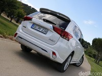 Samurai Biru Mitsubishi Outlander PHEV